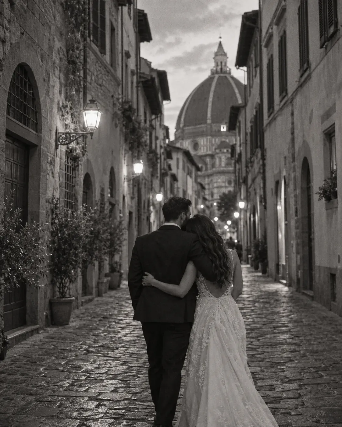 La pareja abrazada en una calle de Florencia con la cúpula del Duomo al fondo, en blanco y negro